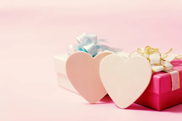 Corazones blancos y caja de regalo sobre fondo rosa —  Fotos de Stock