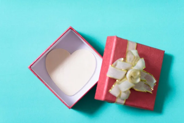 Caixa de presente aberta e coração branco dentro — Fotografia de Stock