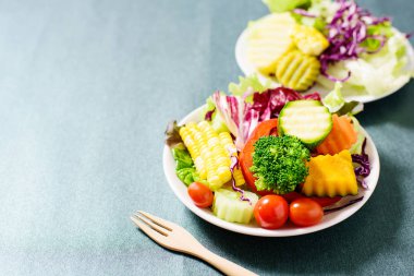 Beyaz tabak karışık sebze salata