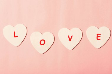 Pembe arka plan, Sevgililer günü kavramı üzerinde sevgi ile beyaz Kalpler