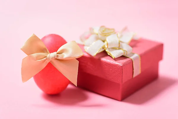 Röd påsk ägg och present box — Stockfoto
