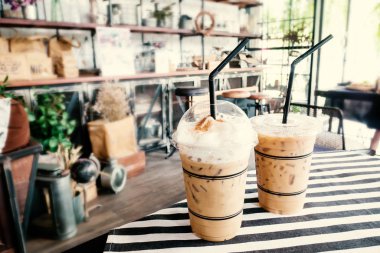 Buzlu kahve, soğuk içecek kafede