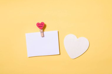 Boş beyaz kartı ve beyaz kalp 