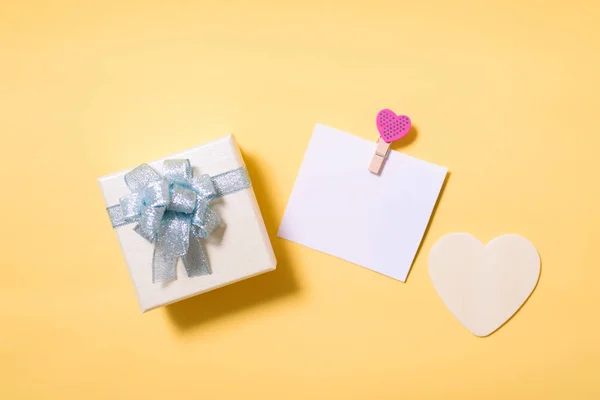 Caja de regalo, tarjeta blanca en blanco y corazón blanco —  Fotos de Stock