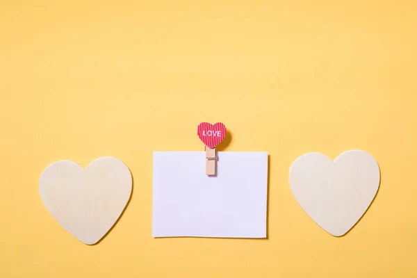 Tarjeta blanca en blanco y corazones blancos —  Fotos de Stock