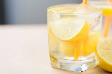 Bardak buzlu limonata, yaz aylarında soğuk içecek