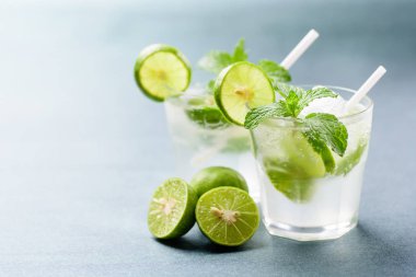 Cam, buzlu limonata kola, soğuk içecek yaz aylarında