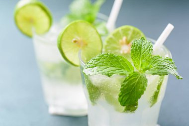 Cam, buzlu limonata kola, soğuk içecek yaz aylarında