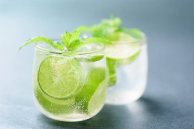 Cam, buzlu limonata kola, soğuk içecek yaz aylarında