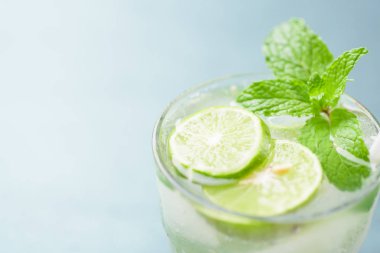 Cam, buzlu limonata kola, soğuk içecek yaz aylarında