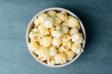 Bir kasede, üstten görünüm karamelli patlamış mısır