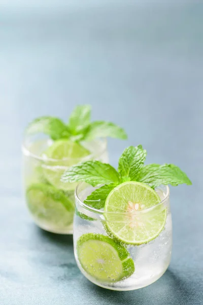 Copo Refrigerante Limonada Gelada Com Limão Fatia Folhas Hortelã Bebida — Fotografia de Stock