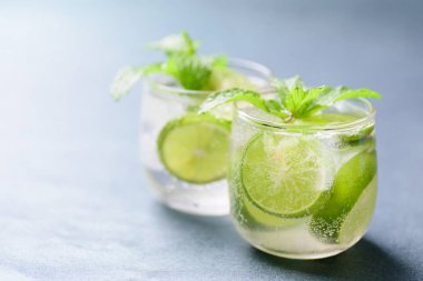 Cam, buzlu limonata kola soğuk içecek yaz aylarında dilim limon ve nane yaprakları ile