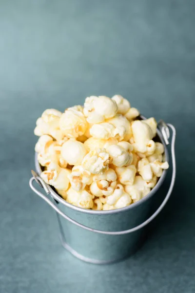 Karamel Popcorn Dalam Ember Snack Yang Lezat — Stok Foto