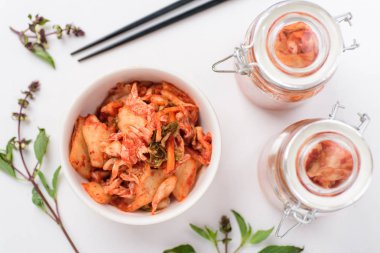 Kimchi lahana (Kore yemeği) bir kase ve kavanoz, gıda Üstten Görünüm