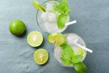 Cam, buzlu limonata kola dilim limon ve nane yaprakları, soğuk içecek yaz, en iyi görünümü