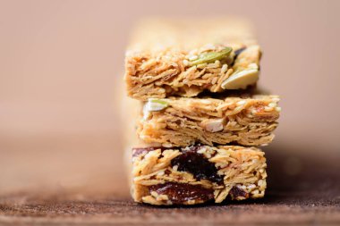 Snack bar veya ahşap zemin, sağlıklı gıda üzerine enerji bar yığını