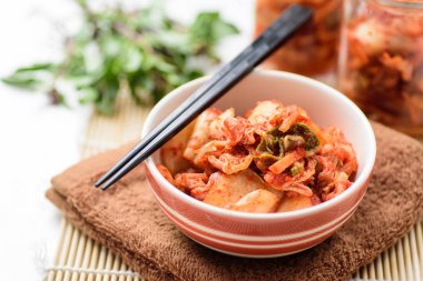 Kimchi lahana yemek için yemek çubukları ile bir kase (Kore yemeği)