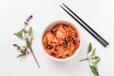 Kimchi lahana (Kore yemeği) bir kase yemek çubukları, üstten görünüm
