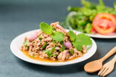 Tay gıda, baharatlı domuz salata (Larb Moo kıyılmış)