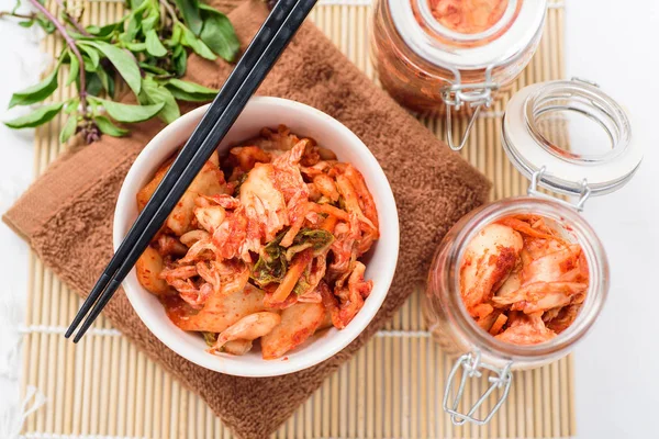 Zelí Kimči Korejské Jídlo Misce Jar Hůlkami Pohled Shora — Stock fotografie