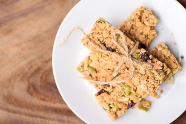 Snack bar veya enerji bar üzerinde beyaz tabak, üstten görünüm