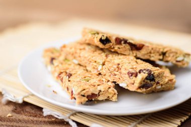 Snack bar veya enerji bar üzerinde beyaz tabak, sağlıklı gıda