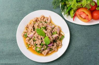 Tay gıda, baharatlı kıyılmış domuz salata (Larb Moo), üstten görünüm