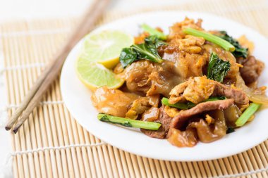 Tay gıda, kızarmış Pirinç Noodle soya sosu (Pad Ew görmek karıştırın)