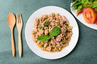 Tay gıda, baharatlı kıyılmış domuz salata (Larb Moo), üstten görünüm