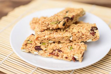 Snack bar veya enerji bar üzerinde beyaz tabak, sağlıklı gıda