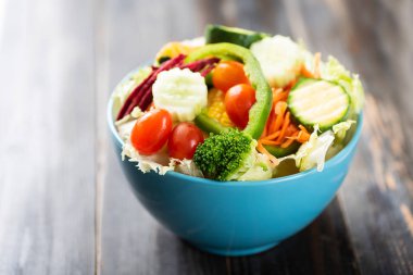 Ahşap zemin, sağlıklı gıda üzerine bir kase sebze salatası