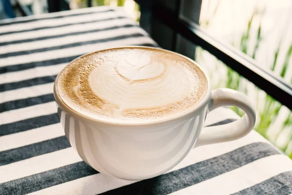Secangkir Latte Art Siap Untuk Minum Kedai Kopi — Stok Foto