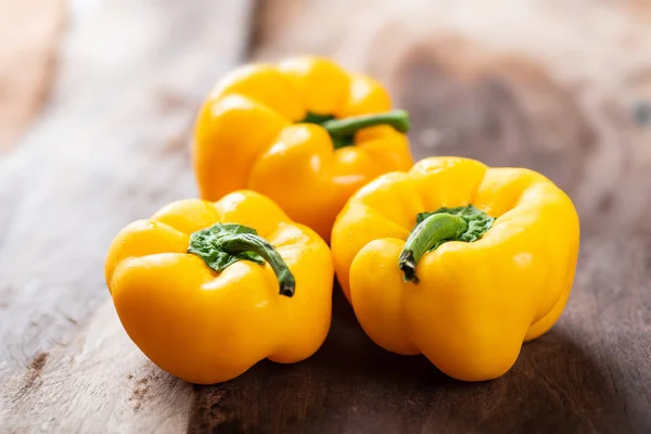 Pimientos Amarillos Pimientos Dulces Sobre Fondo Madera — Foto de Stock