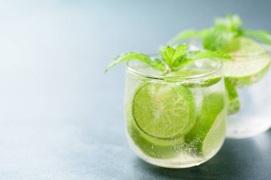 Cam, buzlu limonata kola soğuk içecek yaz aylarında dilim limon ve nane yaprakları ile