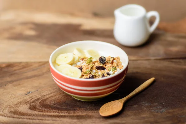 Müsli Cereálie Plátek Banánů Mléka Misce Dřevěné Pozadí — Stock fotografie