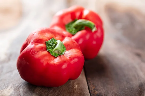 Rote Paprika Oder Paprika Auf Hölzernem Hintergrund — Stockfoto