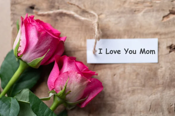 Belas Rosas Rosa Com Love You Mom Tag Card Dia — Fotografia de Stock