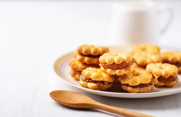 Kue Nanas Pada Piring Putih Dengan Sendok Kayu — Stok Foto