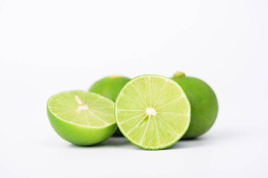 Beyaz arka planda taze limon meyvesi, yiyecek malzemesi.