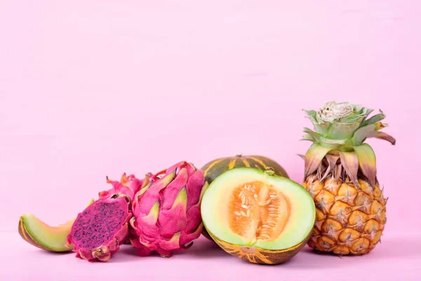 Meloen Ananas Drakenfruit Roze Achtergrond Tropisch Fruit — Stockfoto