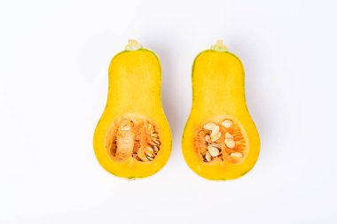 Beyaz arka planda yarım tereyağlı ezme