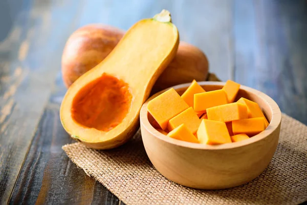 Skivad Butternut Squash Skål För Matlagning Trä Bakgrund — Stockfoto