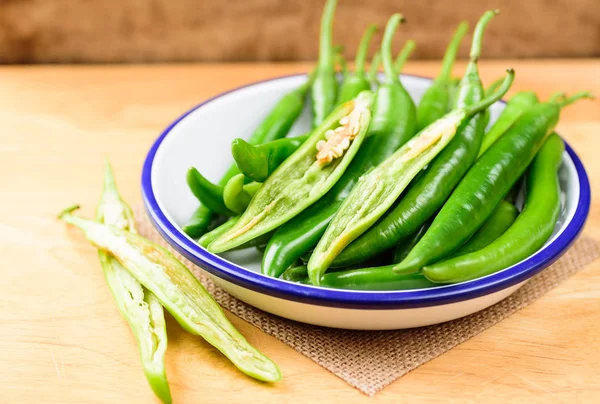 Pimentos Verdes Uma Tigela Para Cozinhar Fundo Madeira — Fotografia de Stock