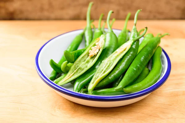 Pimentos Verdes Para Cozinhar Uma Tigela Fundo Madeira — Fotografia de Stock