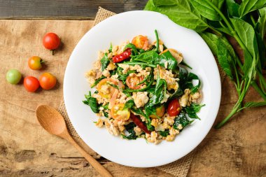 Yumurtalı gurmar yaprağı (Pad Pak Chiang Da), Kuzey Tayland yemeği, gurmar yaprağı diyabet tedavisi için bitkisel bitkidir.