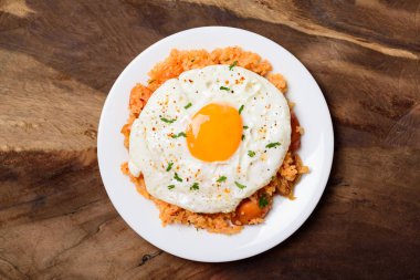 Kimchi pilavı, ahşap arka planda kızarmış yumurta, Kore yemeği.
