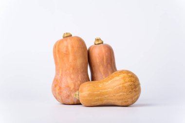 Beyaz arkaplanda taze tereyağı ezmesi