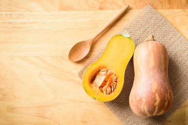 Ahşap arka planda yemek pişirmek için yarım tereyağı ezmesi.