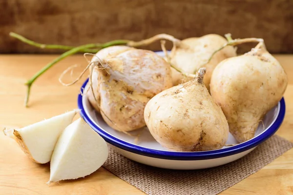 Frische Jicama Oder Süßkartoffeln Schale Auf Holzgrund — Stockfoto